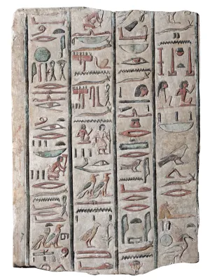 Un bas-relief en pierre calcaire de l'Égypte antique présentant quatre colonnes verticales de hiéroglyphes finement gravés et peints. Les symboles incluent des figures humaines assises, des oiseaux (faucons, ibis), des yeux, des serpents et divers objets rituels. Les pigments d'origine, principalement le rouge ocre, le bleu-gris et le noir, sont encore visibles. Les colonnes sont séparées par de fines lignes verticales sombres, et l'ensemble de la pierre présente une texture légèrement érodée sur les bords.