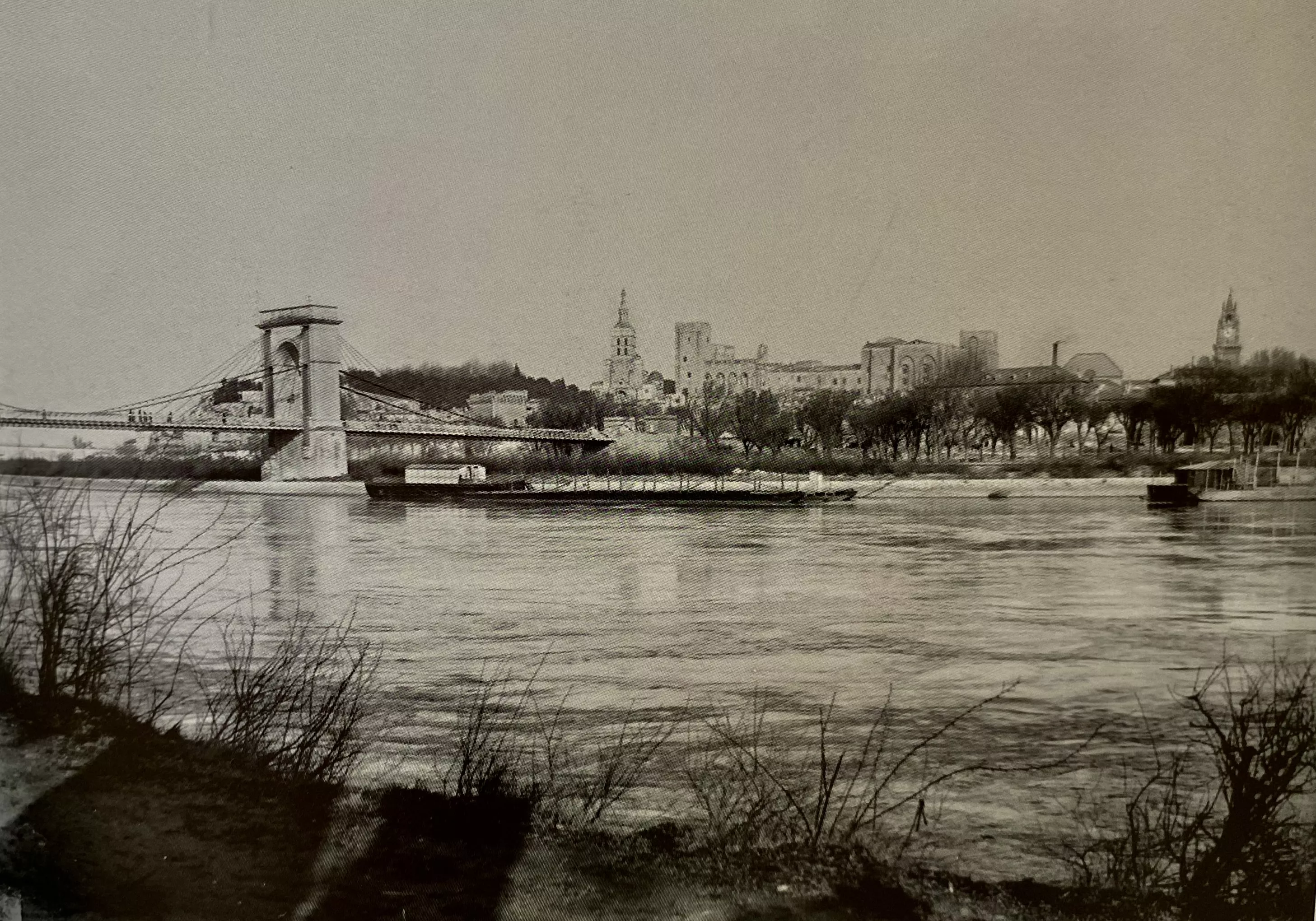 Vue générale : le pont suspendu et la ville AVIGNON